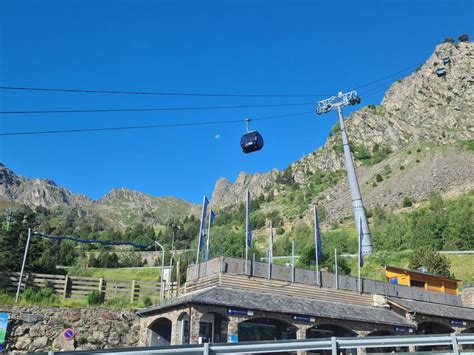 Telecabina de montaña con vistas panorámicas de los Pirineos.