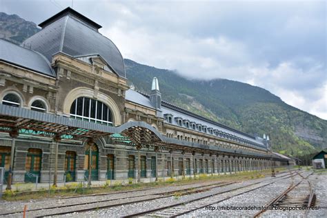 Fotografía de la monumental Estación Internacional de Canfranc.