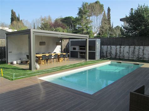 jardín con piscina y barbacoa de una villa en San Medel