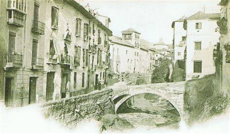 Foto antigua de la Acera del Triunfo en Granada, mostrando el entorno donde se ubicaron las primeras fábricas de gaseosas.