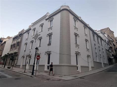 Foto antigua del edificio del Círculo Católico de Obreros en Gran Vía, Granada, donde se estableció la primera sede de la Gota de Leche.