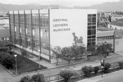 Foto histórica de la Central Lechera de UNIASA, ubicada en el Camino de Ronda, Granada (a la altura del actual Hotel Ana María).