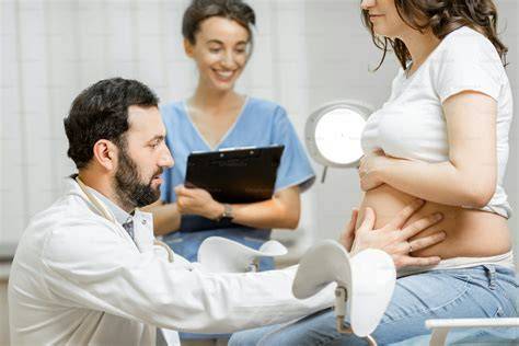 Ilustración de una mujer embarazada recibiendo atención médica.