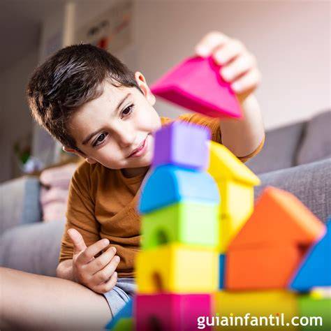 Niño jugando con bloques numéricos, representando el aprendizaje lúdico