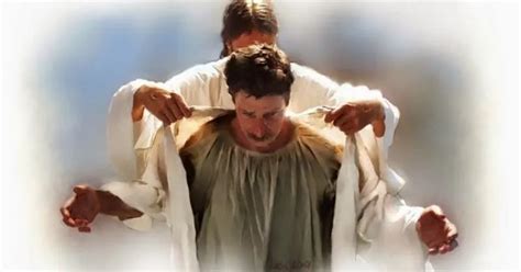 Imagen de un niño con vestiduras blancas, rodeado de luz celestial.