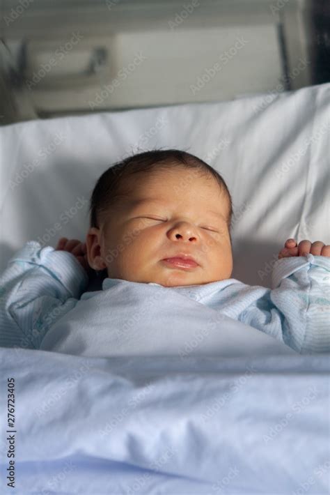 Fotografía de un bebé recién nacido durmiendo plácidamente