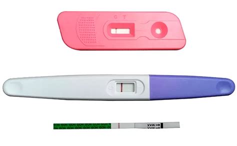 Mujer consultando un test de embarazo con resultado negativo