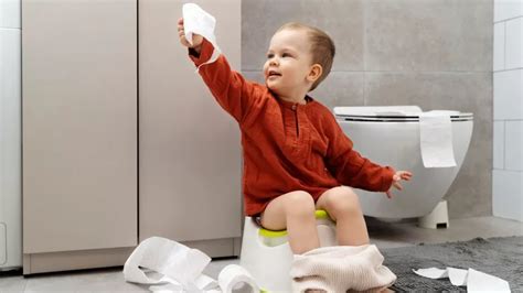 Niño buscando privacidad para ir al baño