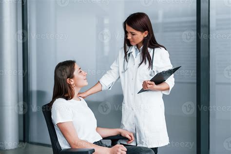 Foto de una matrona atendiendo a una paciente en una clínica
