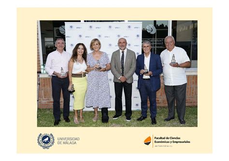 Foto de Dña. Inmaculada Macías en el acto de homenaje o junto a la placa conmemorativa en Plasencia.