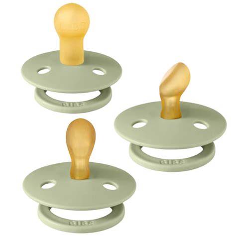 Foto de un pack de tres chupetes modelo oliva con diferentes personalizaciones