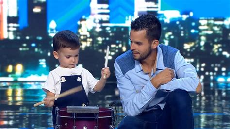 Hugo Molina tocando el tambor en el escenario de Got Talent