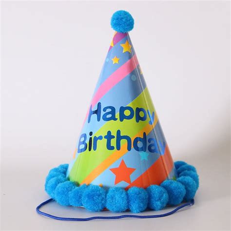 Bebé riendo con un gorro de fiesta de cumpleaños