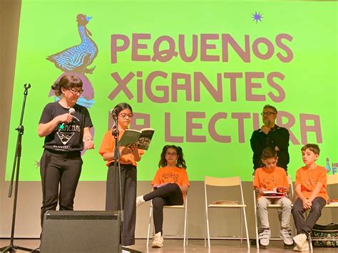 Foto de niños participando en un juego de lectura