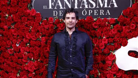 Fotografía de Alejandro Reyes en una pose de actor, con iluminación dramática