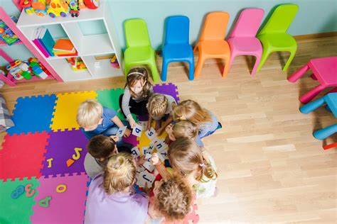 Educadores interactuando con niños en una escuela infantil