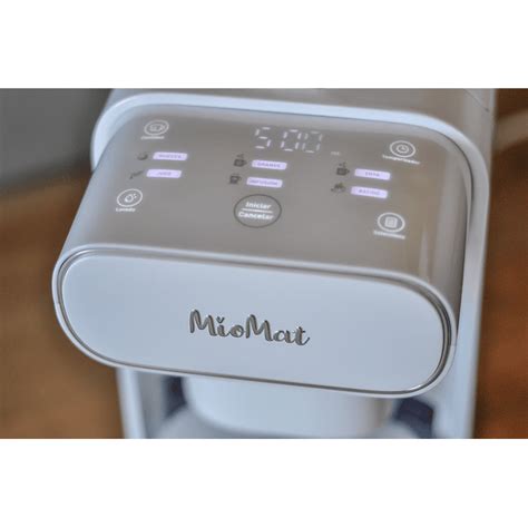 Máquina automática para leches vegetales Miomat en funcionamiento