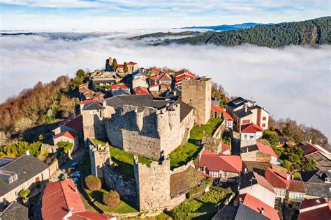 Castillo de Castro Caldelas y su entorno histórico