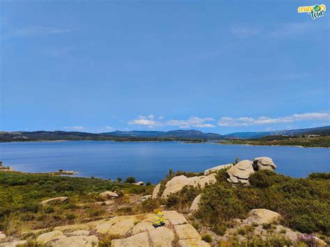 Vista panorámica del embalse de Salas en Muiños con vegetación y agua