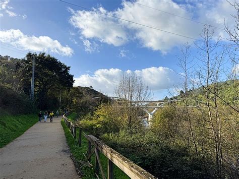 Niños jugando en las zonas ajardinadas del Paseo Termal de Ourense