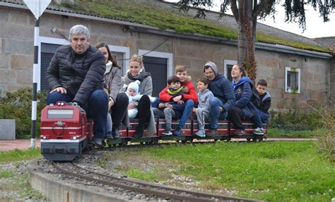 Niños disfrutando en el Parque Ferroviario de Carrileiros de Foula