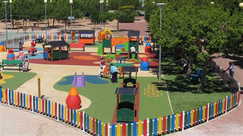 Zona de juegos infantiles en el Parque Avilés de Taramancos con tobogán y estructuras