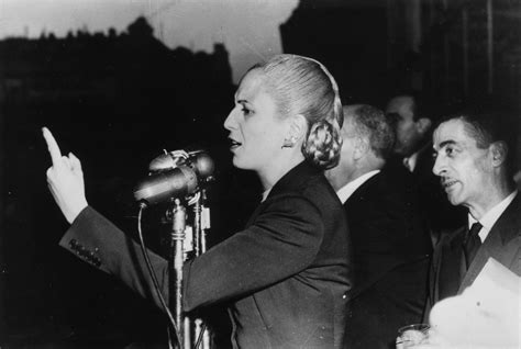 Fotografía de la Plaza de Mayo durante un discurso de Evita Perón