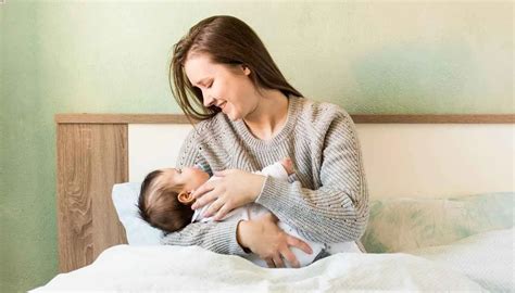 Infografía mostrando el ciclo de la maternidad (embarazo, parto, postparto) con puntos de apoyo clave de una matrona/doula.