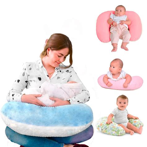Cojín de lactancia con forma de luna creciente, mostrando su relleno adaptable.