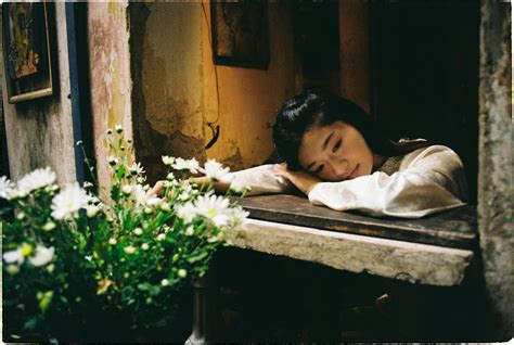Mujer embarazada descansando junto a una ventana