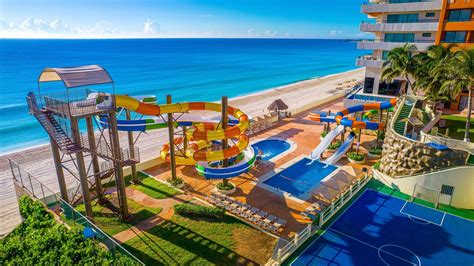 Infografía comparativa de servicios para niños en hoteles de Cancún