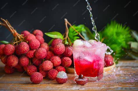 Vaso de bebida de lichi fría con hielo con lichis frescos
