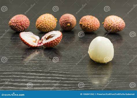 Ilustración o foto de fruta de lichi pelada y sin pelar