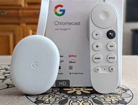 Foto de un dispositivo Chromecast con Google TV o un set-top box Formuler.