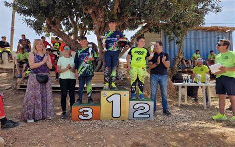 Foto de grupo de jóvenes pilotos de motociclismo de la Cuna de Campeones