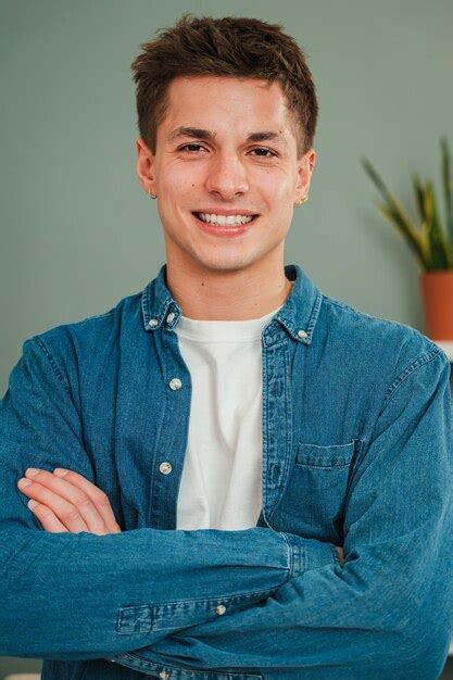 Imagen de un adulto joven sonriendo y mirando hacia el futuro, con un fondo abstracto y cálido.