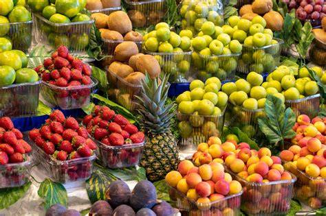 Foto de una variedad de frutas y verduras frescas aptas para papillas de bebé