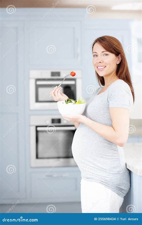 mujer embarazada comiendo una ensalada para una dieta saludable