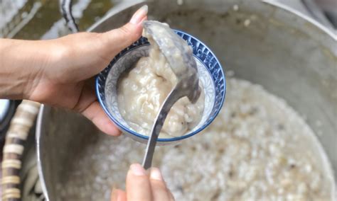 Artesana preparando cháo gõ tradicional vietnamita
