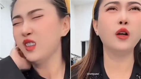 Influencer usando tira nasal durante una transmisión en vivo