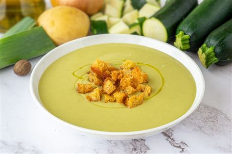 Puré de calabacín y patata en pequeños recipientes para congelar