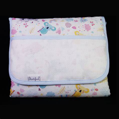 Cambiador de bebé de tela con bordado de punto de cruz y detalles personalizados