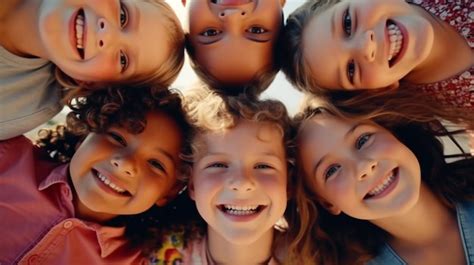 Collage de fotos de niños sonriendo o testimonios de pacientes