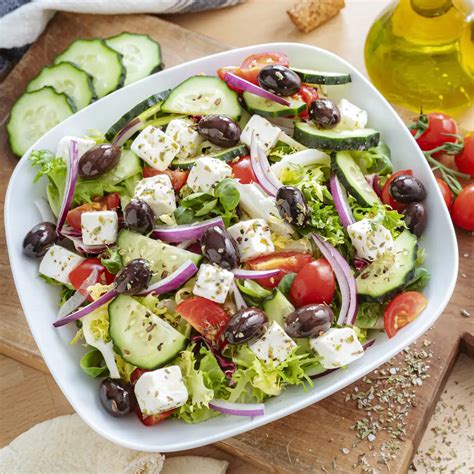 Foto de una ensalada horiatiki auténtica con queso feta en bloque