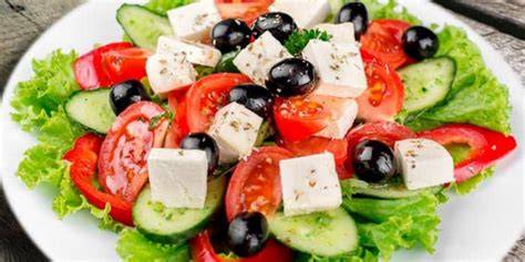Esquema de cómo cortar los vegetales para la ensalada griega
