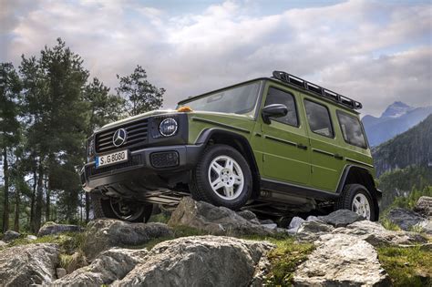 Fotografía del Mercedes-Benz Clase G escalando una roca