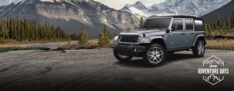 Fotografía del Jeep Wrangler 4xe vadeando un río