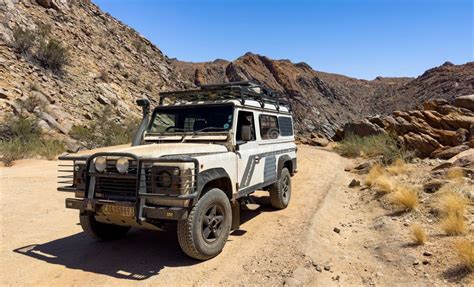 Fotografía del Land Rover Defender en un paisaje montañoso