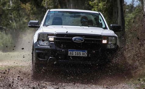 Fotografía de la Ford Ranger en un camino de tierra