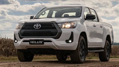 Fotografía del Toyota Hilux cargado en una granja